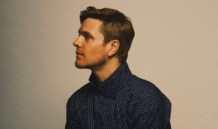 Penyanyi Amerika Ini Tampil Keren dengan Lurik dan Kain Batik