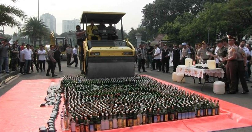 Ribuan Botol Miras Hasil Operasi Selama Ramadan Dimusnahkan di Monas