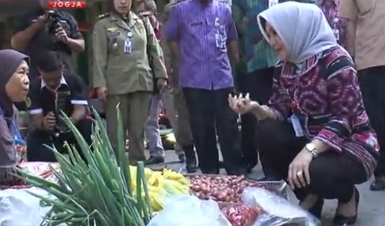 DPR Minta KPK Tindak Lanjuti Aksi Bupati Pasang Stiker Foto Diri di Bansos Covid-19