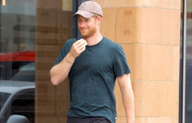 Usai Bulan Madu, Pangeran Harry Muncul Tanpa Cincin Kawin?