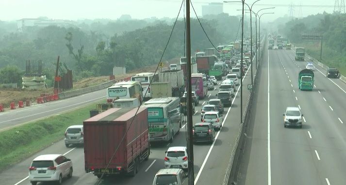 Jalan Tol Jakarta-Cikampek Padat Pemudik, Polisi Terapkan Contraflow 