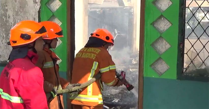 Sebuah Ruko Terbakar di Joglo Jakbar, 2 Mobil Hangus