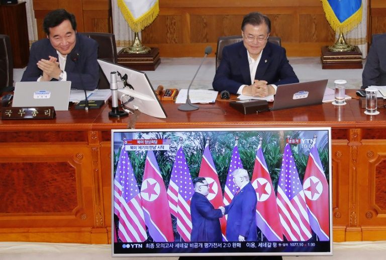 Trump-Kim Berjabat Tangan, Warga hingga Presiden Korsel Ikut Bahagia