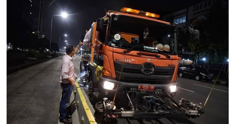 Apresiasi Pasukan Oranye, Anies Naik Truk Penyapu Jalan DKI