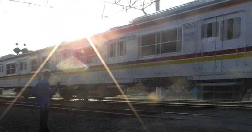 Avanza Berpenumpang Satu Keluarga Tertabrak KRL di Batuceper, 2 Tewas