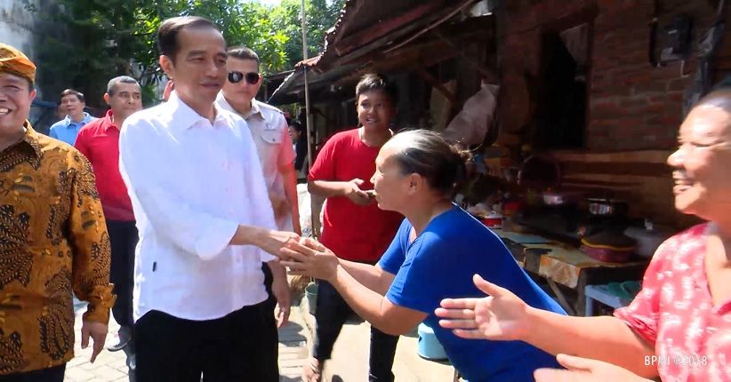 Mudik ke Solo, Jokowi Blusukan Masuk Kampung dan Sapa Warga