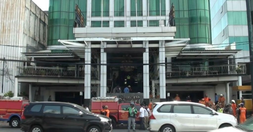 Kebakaran, Puluhan Karyawan dan Tamu Business Hotel Tomang Panik 