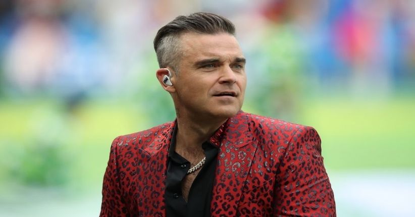 Robbie Williams Ungkap Alasan Acungkan Jari Tengah di Piala Dunia