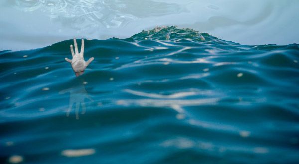 Asyik Bermain di Pantai Teluk Penyu, 2 Wisatawan Terseret Ombak