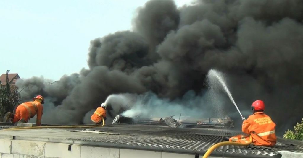 Kebakaran Ludeskan Pabrik Roti dan Permukiman Warga di Kedoya Selatan