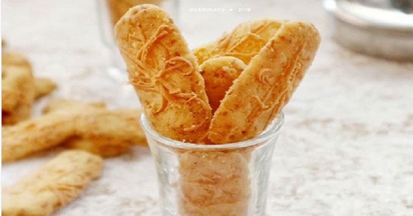 Hujan, Enaknya Makan Kue Lidah Kucing Keju sambil Seruput Kopi