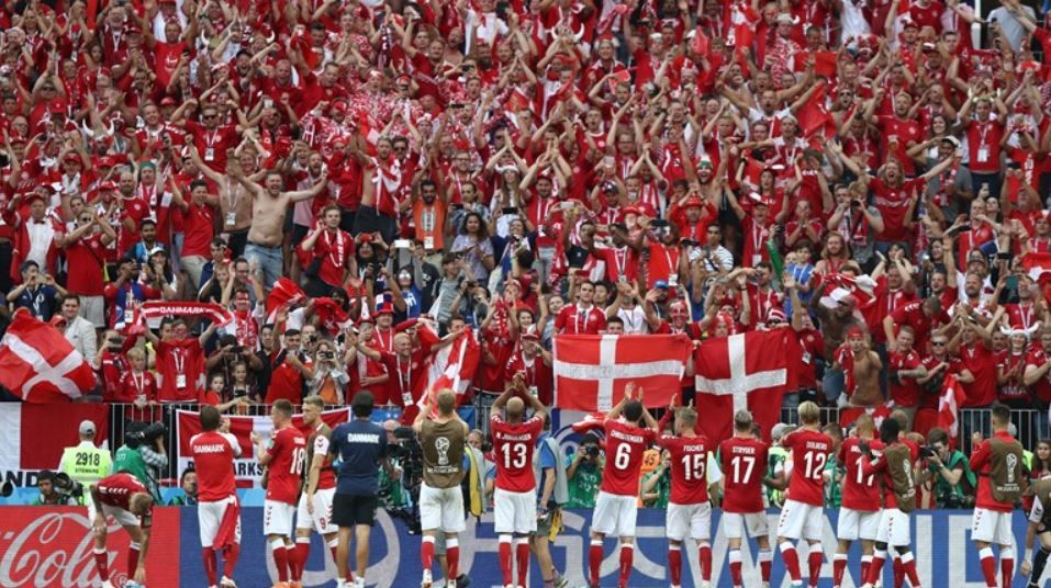 Respek! Detik-detik Suporter Denmark dan Finlandia Berbalas Chant Eriksen