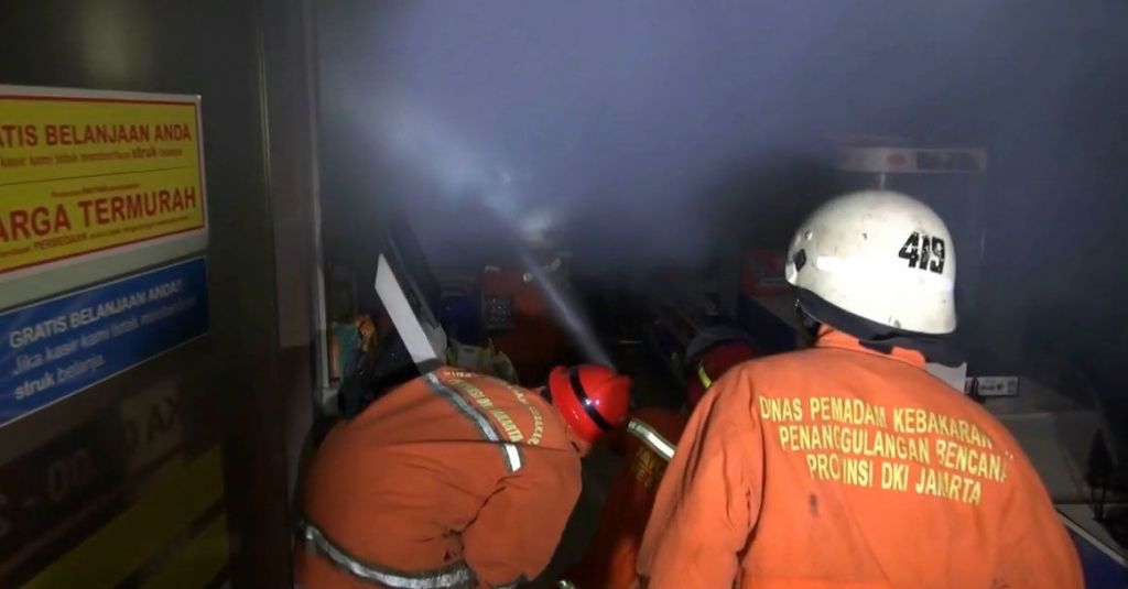 Korsleting Listrik, Minimarket di Jalan Lenteng Agung Raya Terbakar