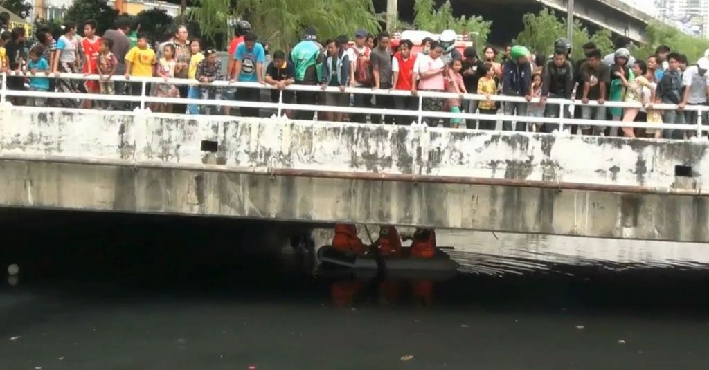 Sempat Terjaring Jala, Buaya di Kali Grogol Berhasil Lepas