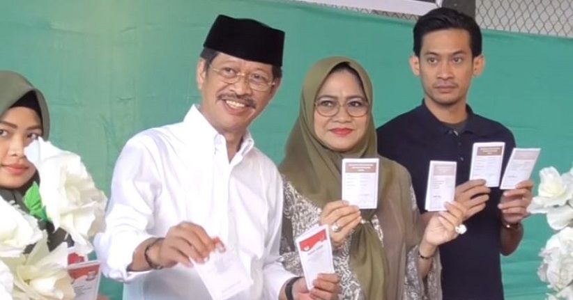 Cagub Sulsel Ichsan Yasin Limpo Bersama Keluarga Mencoblos di TPS 24