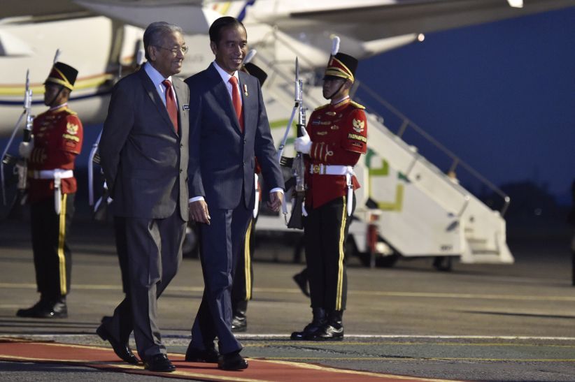 Tiba di Bandara Halim, Mahathir Dijemput Presiden Jokowi