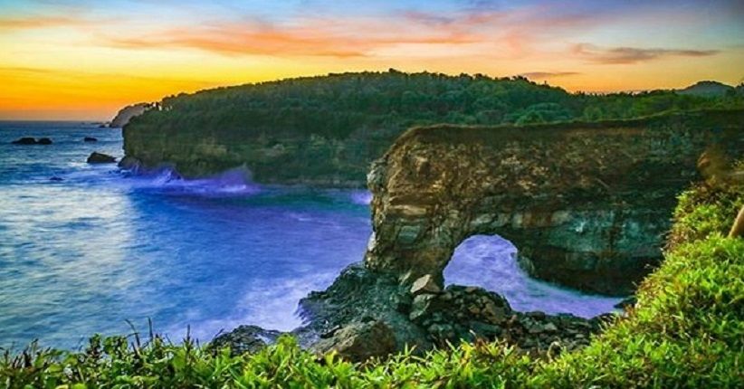 Berburu Keindahan Pantai Karang Bolong Pacitan, Ada Air Terjun Eksotis