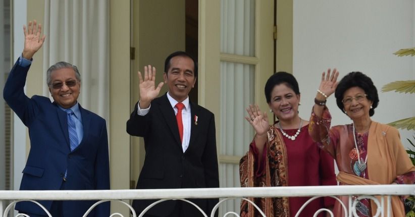Kompak, Istri Mahathir Mohamad dan Iriana Serasi Kenakan Busana Merah
