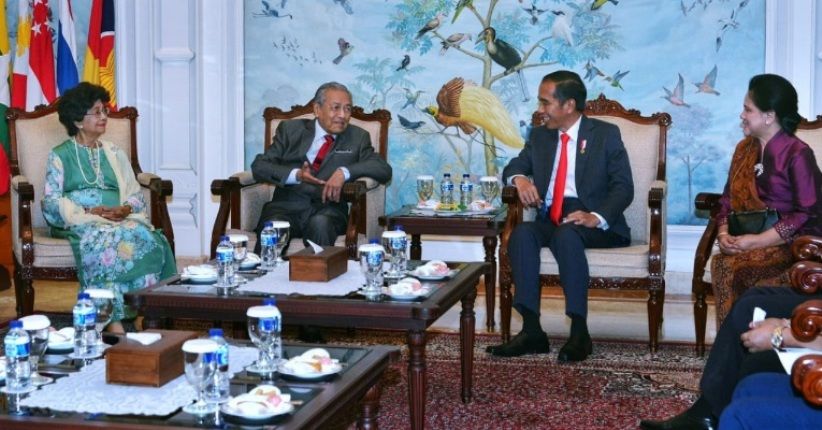 Busana Terang Istri PM Mahathir Mohamad Mencuri Perhatian