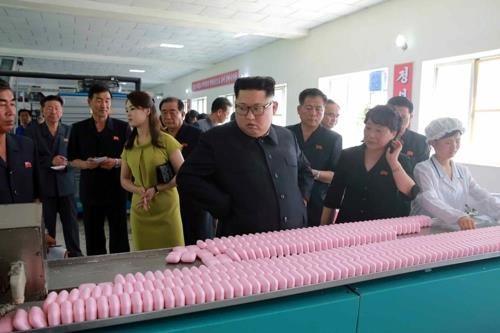 Momen Langka, Kim Jong Un Ajak Istri Kunjungi Pabrik Kosmetik
