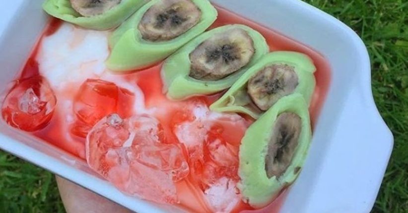 Cuaca Panas, Segarnya Menyantap Es Pisang Ijo Makassar