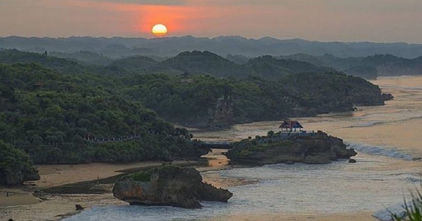 Wisata ke Pantai Kukup Yogyakarta, Incar Pulau Karang Berburu Sunset