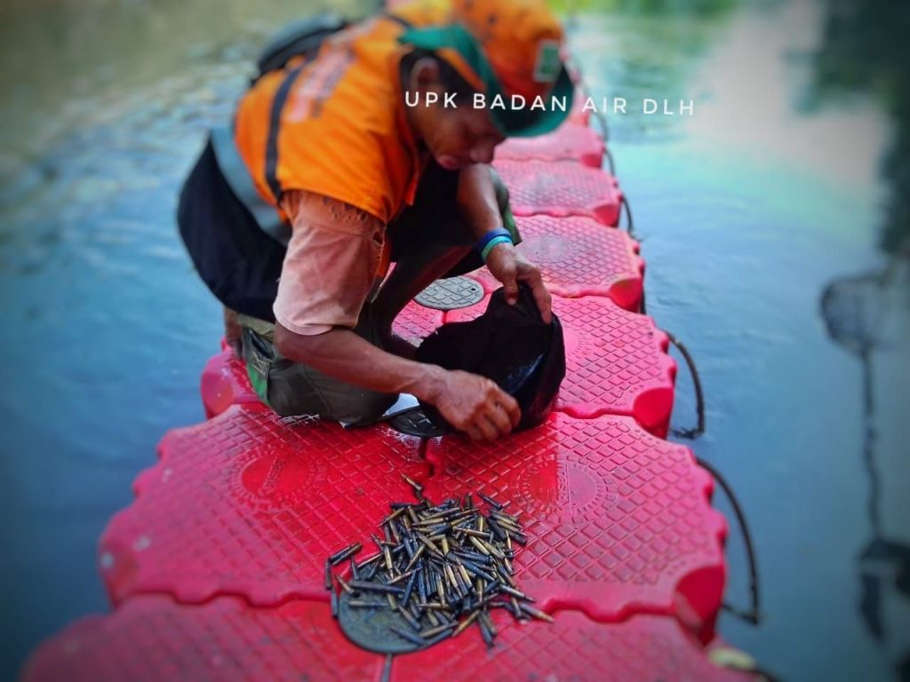 206 Peluru Aktif di Kali Sekretaris Kebon Jeruk Diserahkan ke Polisi