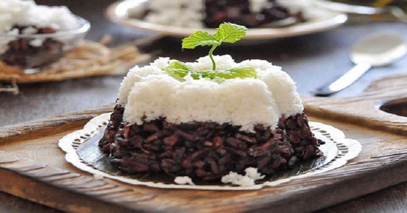 Mencicipi Lezatnya Jajanan Pasar Legendaris Urap Ketan Hitam