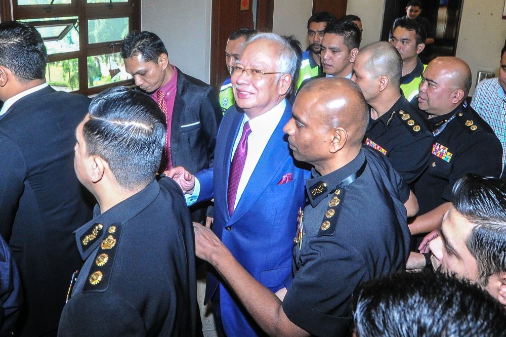Tiba di Pengadilan, Najib Razak Tersenyum