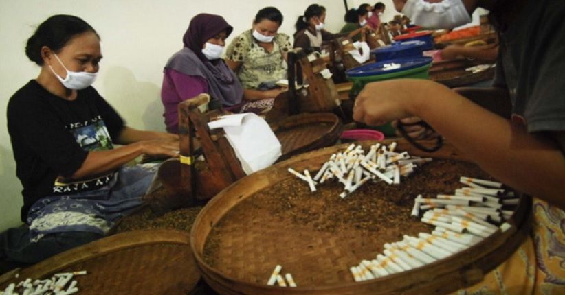 Pemerintah Diminta Lindungi Kesejahteraan Pelinting Rokok