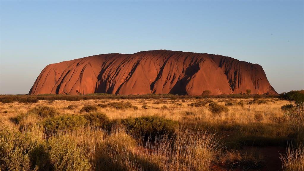 Turis 76 Tahun Asal Jepang Tewas saat Mendaki Uluru di Australia