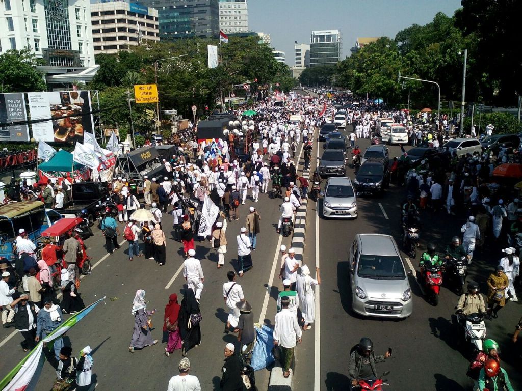 Kepanasan dan Kelelahan, Peserta Aksi 67 di Bareskrim Pingsan