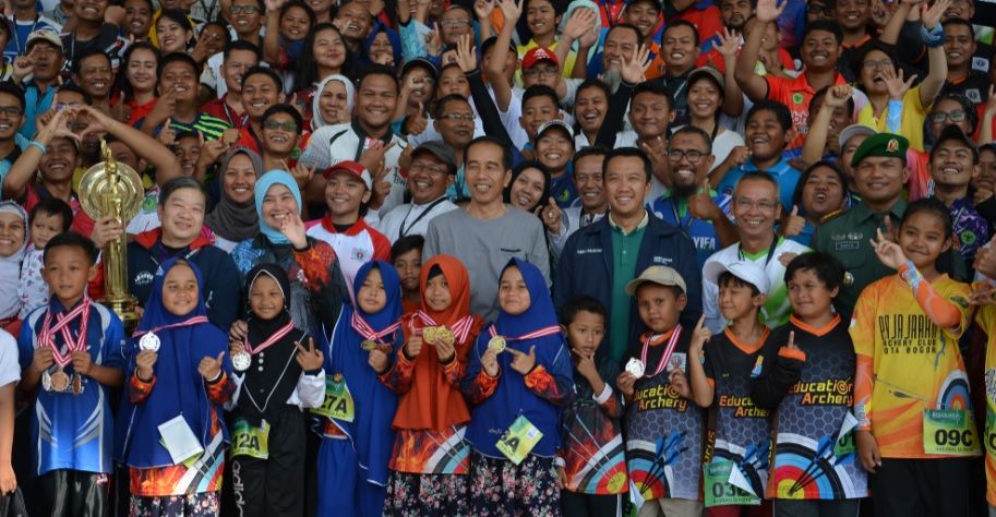 Beruntungnya Atlet Panahan Ini Terima Jaket Asian Games dari Jokowi