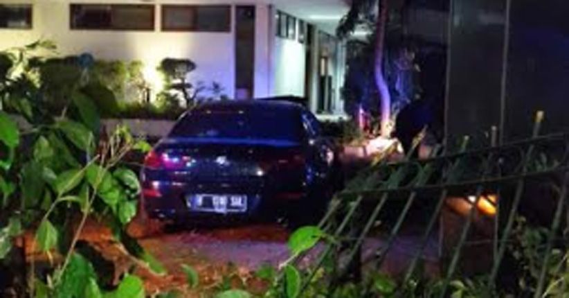 Pagar Kantor Kemenlu Roboh Ditabrak Mobil, Polisi Temukan Botol Miras