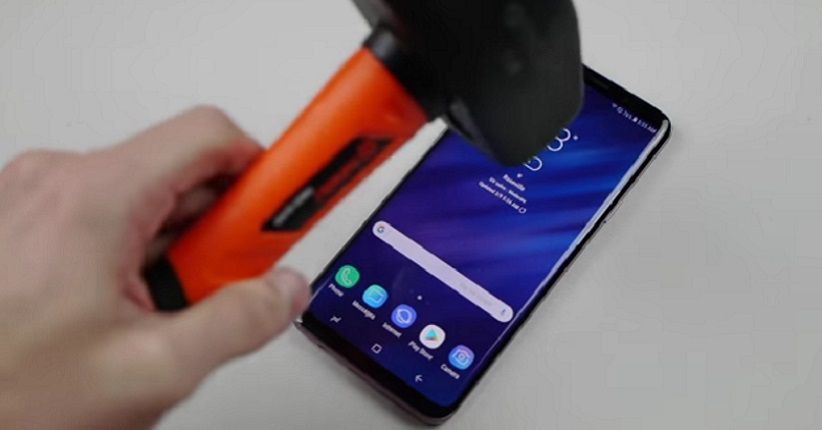 Galaxy S9 Plus Disiksa Menggunakan Pisau, Ini Hasilnya