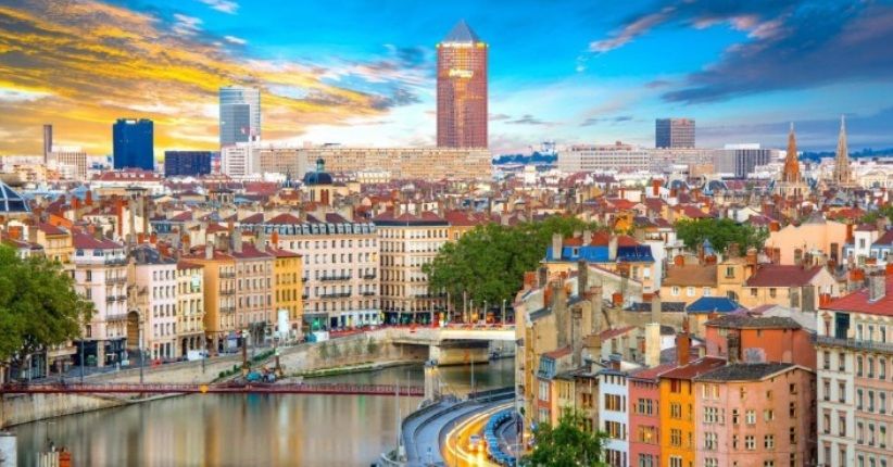 Selain Menara Eiffel, Prancis Punya Kota Mural yang Suka Diincar Turis