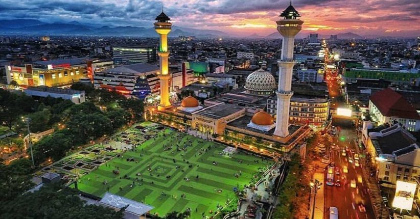 Mengintip Pemandangan Baru Alun-Alun Bandung yang Instagramable