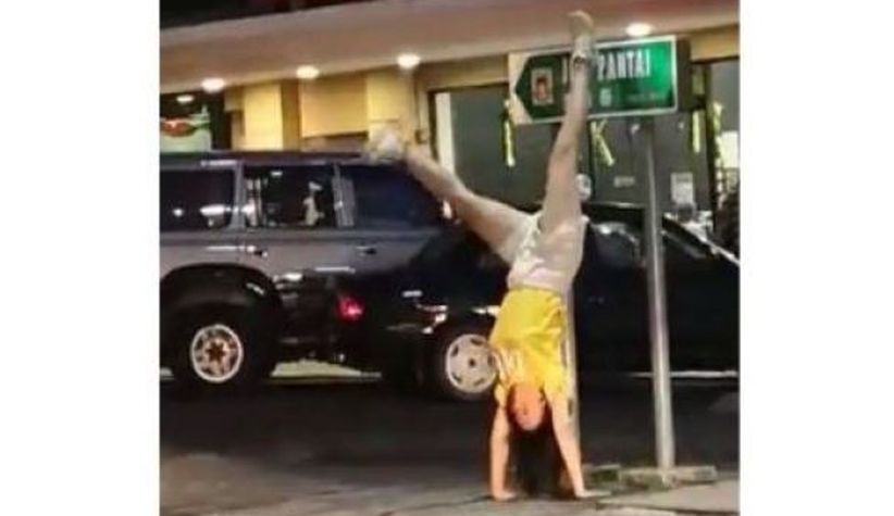 Lagi, Turis Perempuan Asal China Bertingkah di Depan Masjid Malaysia