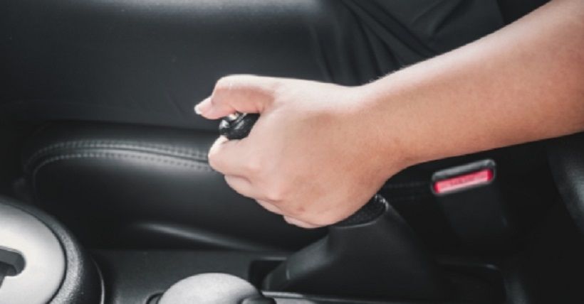 Bahaya Menggunakan Rem Tangan saat Lampu Merah