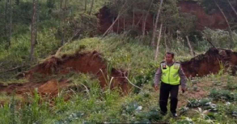 Lereng Gunung Wilis Longsor, Motor dan Lahan Pertanian Tertimbun