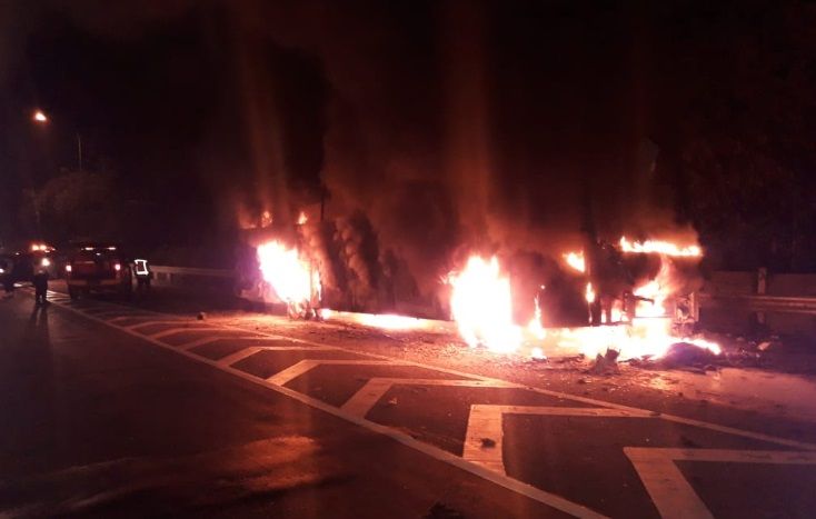 Bus Terbakar Hebat di Tol Jatiasih, Lalu Lintas Macet Parah