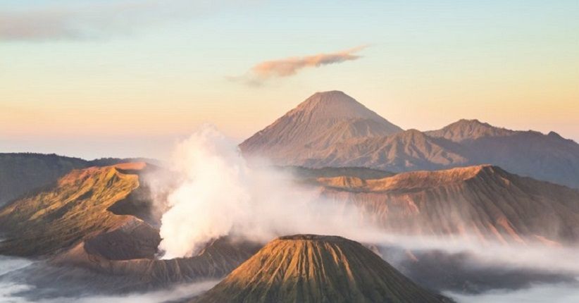 Mengintip Keindahan Sunrise di Puncak Kawah Bromo yang Eksotis