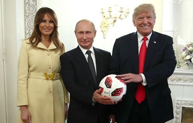 Momen saat Trump Melempar Bola Piala Dunia Hadiah Putin ke Istrinya
