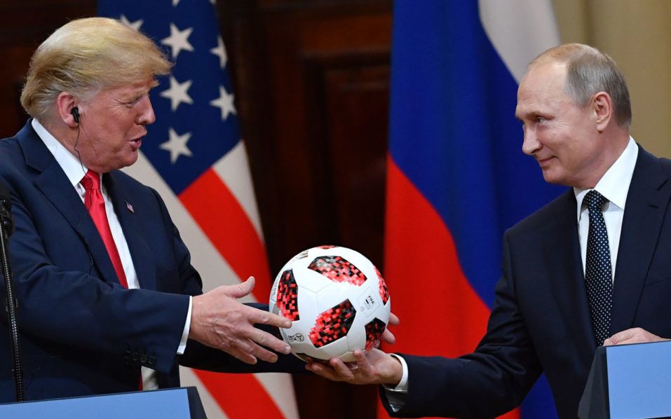 Sebut Rusia Sukses Gelar Piala Dunia, Trump Dihadiahi Bola oleh Putin