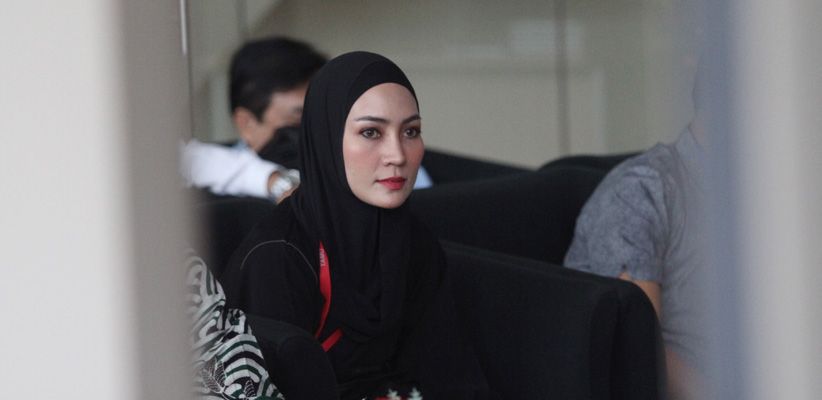 Serbahitam, Gaya Steffy Burase saat Diperiksa KPK Kasus Suap Aceh