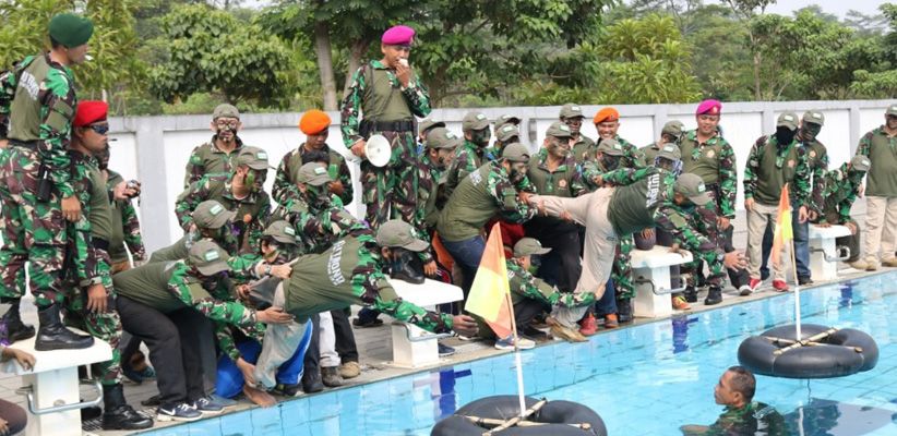 Pererat Kebersamaan, TNI Gelar Outbound dengan Awak Media