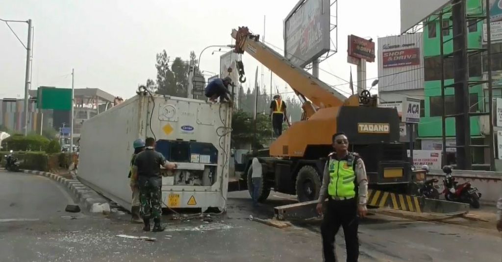 Truk Kontainer Muat Solar Terguling di Bekasi, Evakuasi 12 Jam Lebih