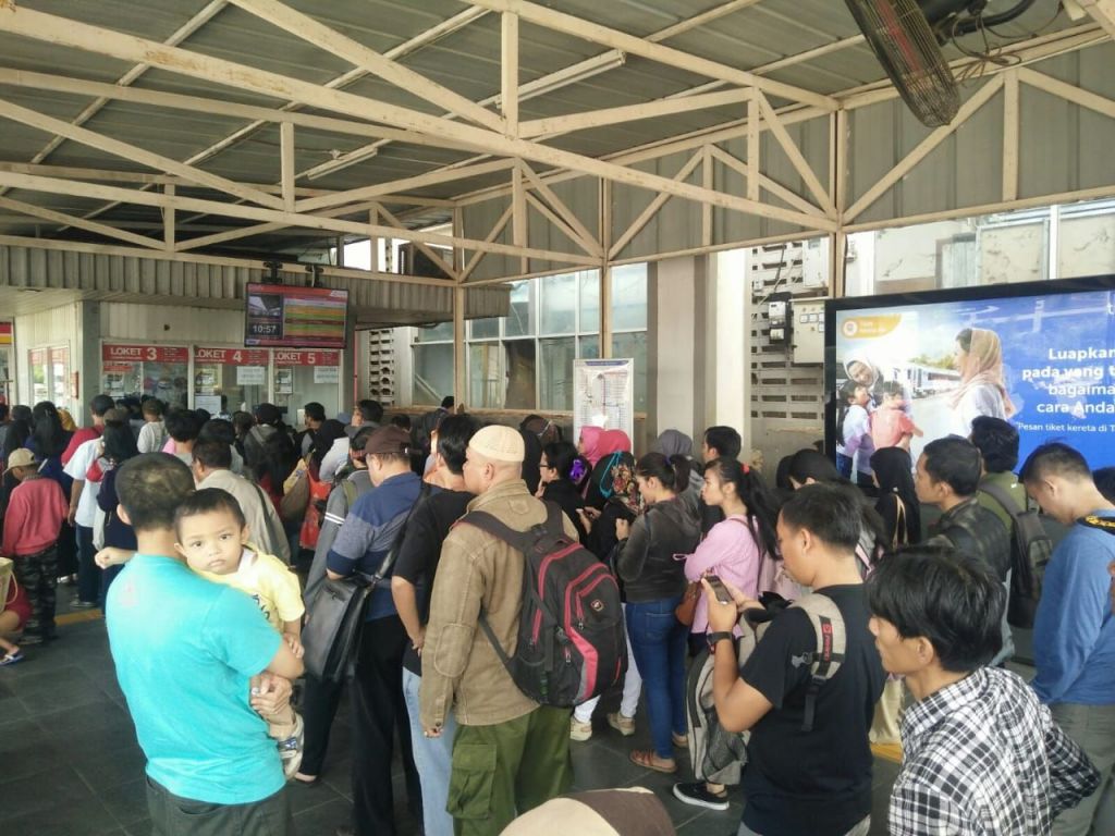 Antrean Panjang di Stasiun Depok Baru, Penumpang Dipaksa Beli THB