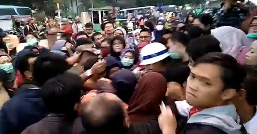 Antrean Panjang Pembelian Tiket Kertas KRL di Stasiun Bekasi Rusuh