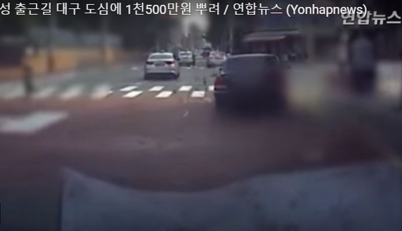 Heboh, Perempuan Kaya 'Buang' Uang Ratusan Juta ke Jalanan